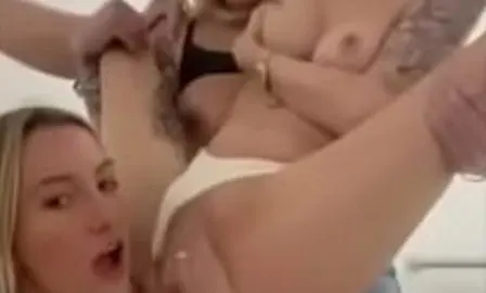 公共更衣室里的三个辣妹